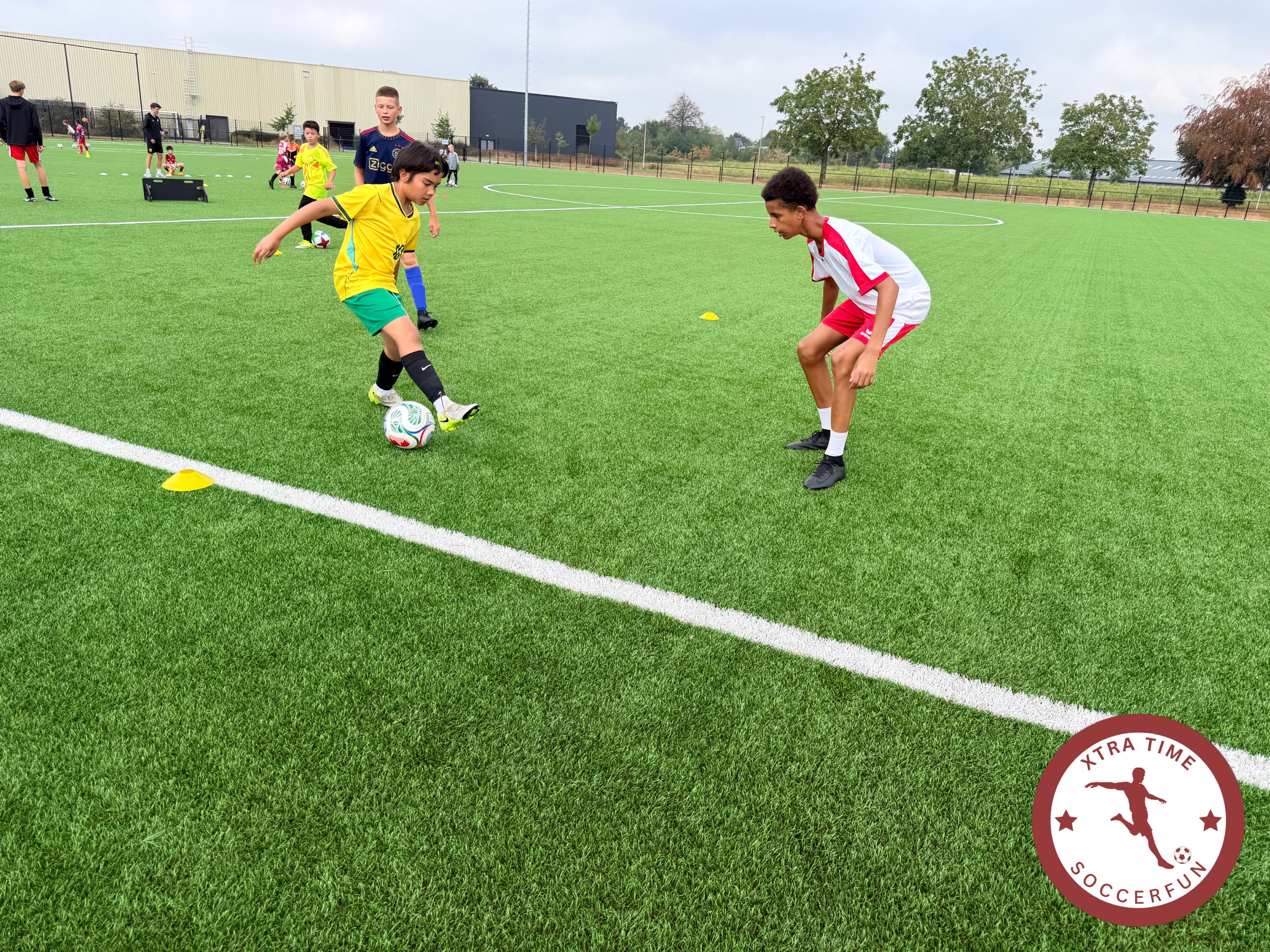 Persoonlijke coaching tijdens een training van Xtra Time Soccerfun